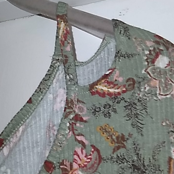 Cold shoulder long sleeve - Picture 3 of 4